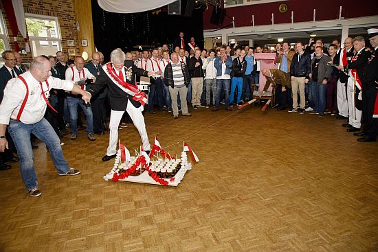 Lobietse Kermismaandag 13 mei 2013 - Sjaak wordt geruild voor 2 bladen bier.